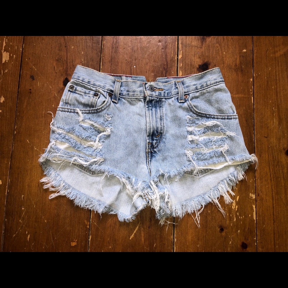 Adorable, light wash, cutoff levi shorts.